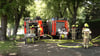 Feuerwehrleute sind bei einem Brand in einem Einfamilienhaus in Berlin-Staaken im Einsatz.
