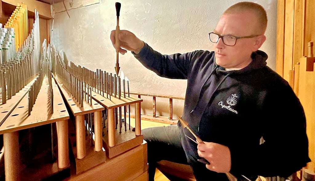 Orgelbauer- und Orgelsachverständiger Michael Friedel wird mit dem Stimmhorn der Königin der Musikinstrumente, die in der Neuapostolischen Gemeinde in Jessen steht, wieder die schönsten Klänge entlocken.