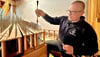 Orgelbauer- und Orgelsachverständiger Michael Friedel  wird mit dem Stimmhorn der Königin der Musikinstrumente, die in der   Neuapostolischen Gemeinde in Jessen steht,  wieder die schönsten Klänge entlocken.
