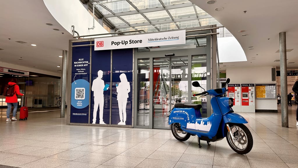 Wahrlich ein Hingucker, nicht nur für Simson-Fans: Die MZ-Schwalbe vor dem Gläsernen Büro im Hauptbahnhof Halle.