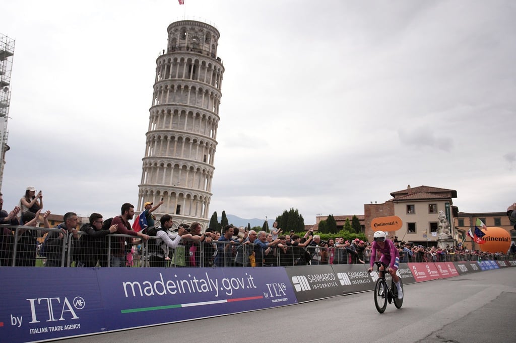 Der Däne Mads Pedersen radelt am Schiefen Turm von Pisa vorbei.