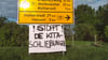 Protestplakate gegen die Kita-Schließungspläne finden sich im gesamten Osterwiecker Stadtgebiet, wie dieses hier an der B 79.