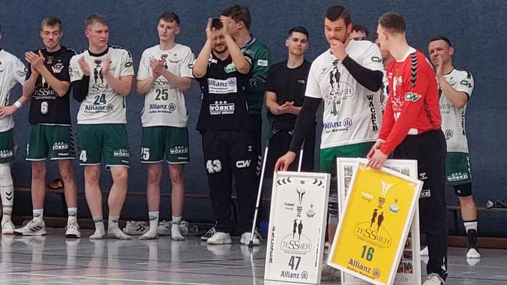 Tim Niclas Wagener und Moritz Malig (vorne von links) wurden beim letzten Punktspiel des SV Wacker Westeregeln verabschiedet.