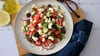 Griechischer Klassiker: Der Bauernsalat vereint knackig-frisches Gemüse mit mediterranen Aromen.