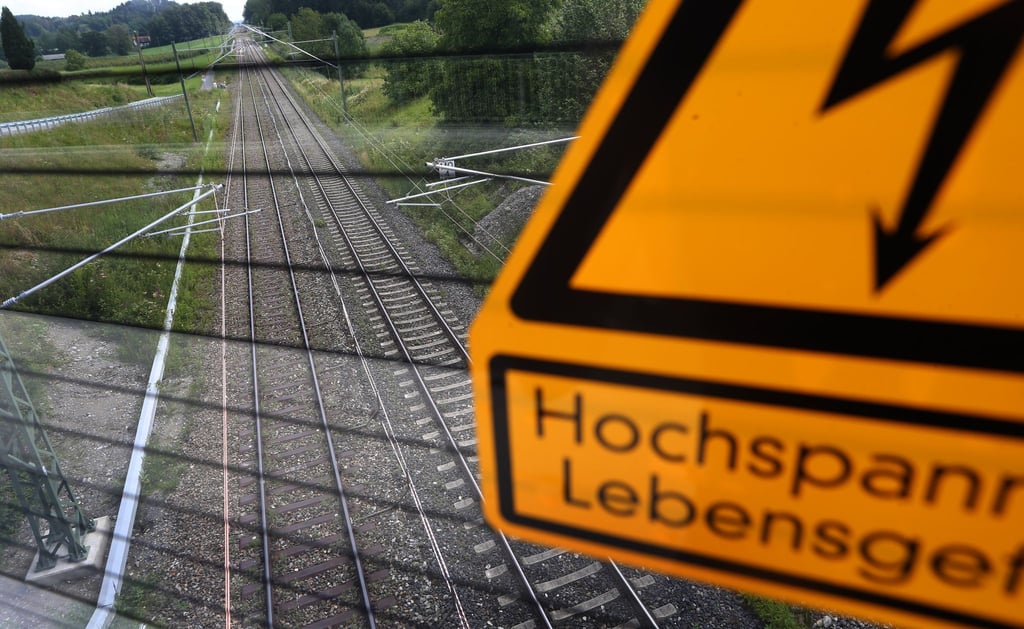 15-Jähriger erleidet Stromschlag von Oberleitung im Bahnhof und wird mit dem Rettungshubschrauber in eine Klinik geflogen. (Symbolbild)
