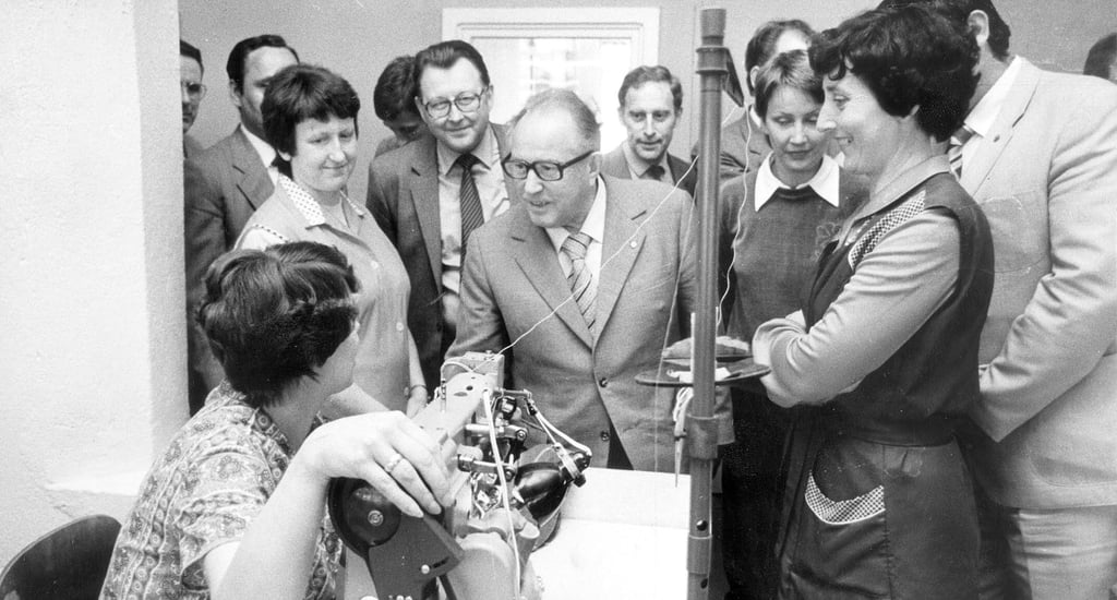 Erich Mielke (M.) in den 1980er Jahren beim Besuch des Schuhkombinates "Banner des Friedens" in Weißenfels