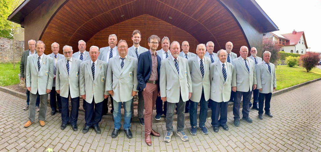 Lukas Weber (Mitte) ist seit einem halben Jahr der neue Chorleiter vom Männerchor Erdeborn, die nach langer Pause wieder am 1. Juni ein Konzert in der Petri-Kirche Eisleben geben.