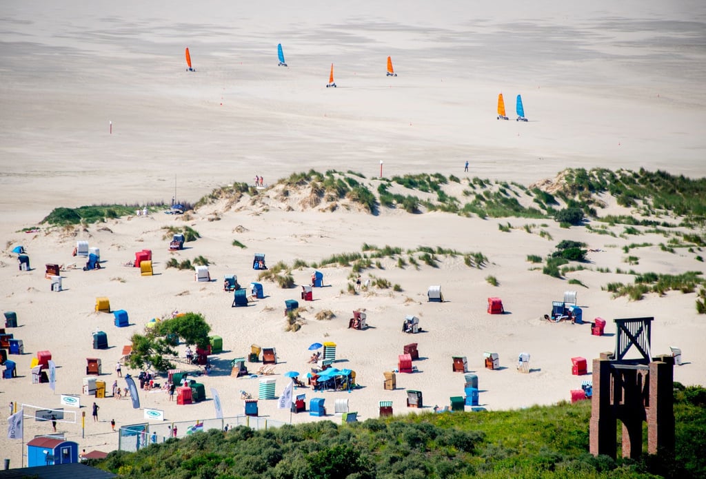 Am Nordbad der Insel Borkum hat die Stadt nun ein eigenes „Strandesamt“ für Strandhochzeiten eingerichtet. (Archivbild)