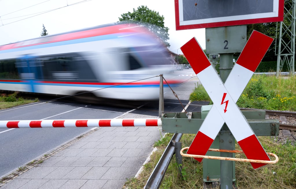 An einer Schrankenanlage kam es im November 2024 zu dem Unfall, bei dem nur mit viel Glück niemand verletzt wurde.