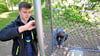 Calvin Locke (li.) und Lukas Färber befestigen das Netz am Torrahmen. Nun können die Grundschüler in Gatersleben Fußball spielen. 