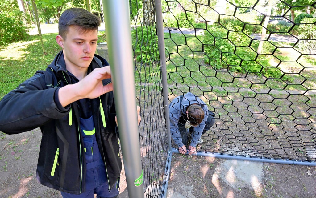 Calvin Locke (li.) und Lukas Färber machen das Netz am Torrahmen fest. Nun können die Grundschüler Fußball spielen.