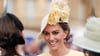 Bei der Gartenparty trug Kate ein pastellgelbes Kleid mit passendem Kopfschmuck, einem sogenannten Fascinator.