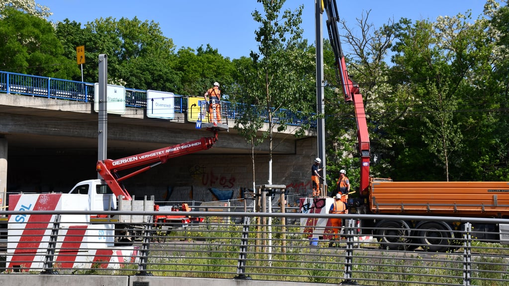Im Bereich der Ringbrücke am Magdeburger Damaschkeplatz werden derzeit die Oberleitungen der Straßenbahn entfernt.