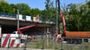 Im Bereich der Ringbrücke am Magdeburger Damaschkeplatz werden derzeit die Oberleitungen der Straßenbahn entfernt.