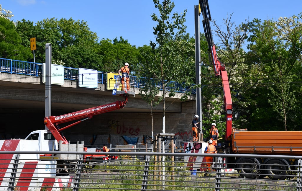 Im Bereich der Ringbrücke am Magdeburger Damaschkeplatz werden derzeit die Oberleitungen der Straßenbahn entfernt.
