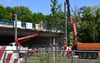 Im Bereich der Ringbrücke am Magdeburger Damaschkeplatz werden derzeit die Oberleitungen der Straßenbahn entfernt.