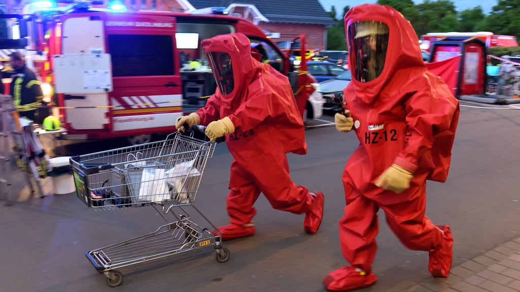 Die Kameraden des Katastrophenschutzzugs holten unter Vollschutz den Rohrreiniger für die Analyse aus der Kaufland-Filiale.
