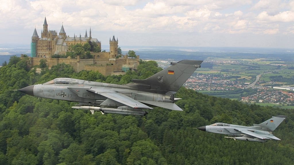 Unter anderem mit Mehrzweck-Kampfflugzeugen vom Typ Tornado - hier vor der Kulisse der Burg Hohenzollern - finden ab Mittwoch, 21. Mai, auch im Harzraum zu Trainingszwecken Tiefflüge statt.