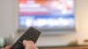 Auf dem Sofa sitzen und auf dem Fernseher herumzappen - für viele Menschen ein eingespieltes Ritual und für Vodafone jahrzehntelang ein einträgliches Geschäft.