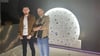 Mustafa Imiah (l.) und Hadi Bou Saad eröffnen am Hasselbachplatz die "Moon Bar". 