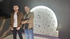 Mustafa Imiah (l.) und Hadi Bou Saad eröffnen am Hasselbachplatz die "Moon Bar". 