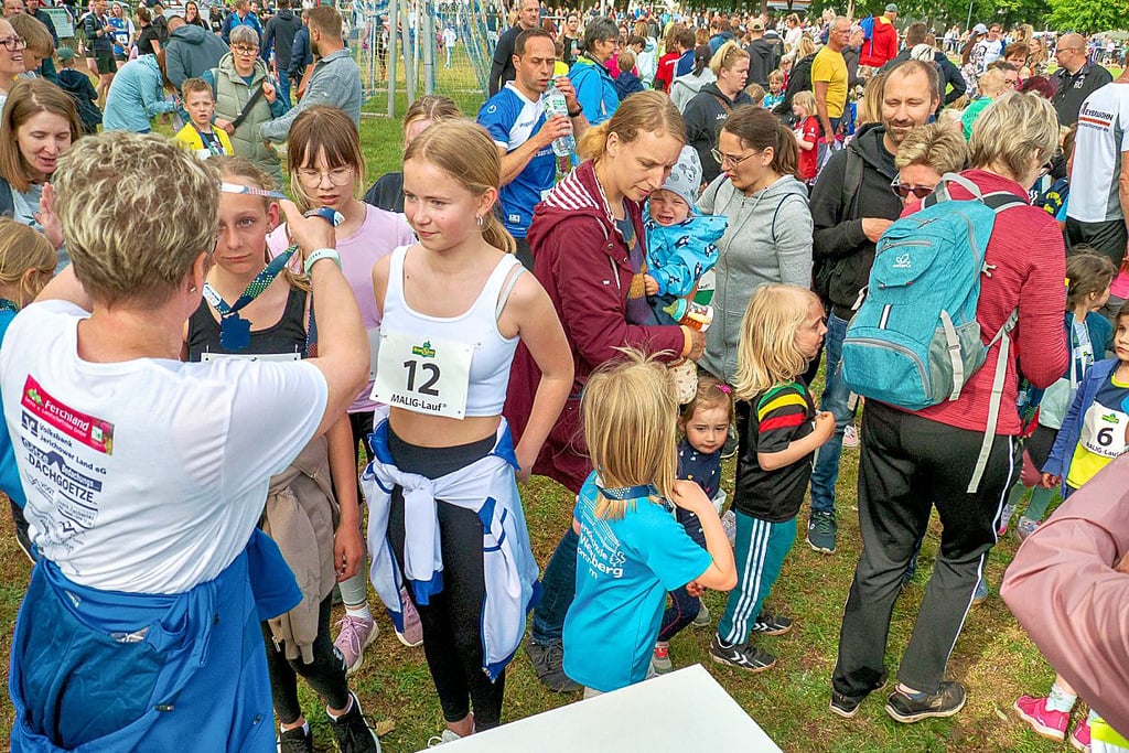 Massenandrang nach dem Malig: Nach dem Laufen gab’s die Medaillen. Bei der 27. Auflage des Lauf-Events nahmen 326 Frauen und Mädchen sowie 285 Männer und Jungen allen Alters teil.