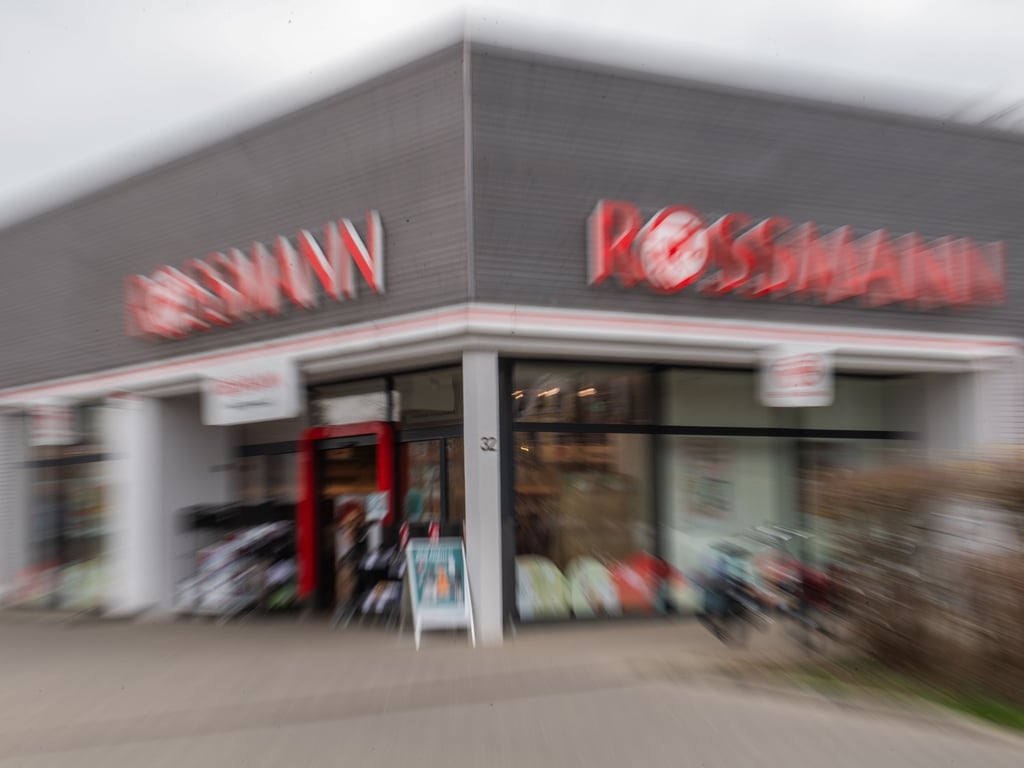 Ein Schönebecker soll Parfüm im Wert von über 350 Euro aus einerm Drogeriemarkt in Schönebeck gestohlen haben. Dafür musste er sich nun vorm Strafrichter verantworten.