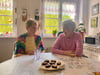 Eine Begleitung in schweren, aber auch in schönen Stunden: Kerstin Gleißner (l.), ehrenamtlich beim Hospizdienst der Malteser, trifft sich einmal in der Woche mit der unheilbar Kranken Ingrid Gritzke aus Magdeburg.