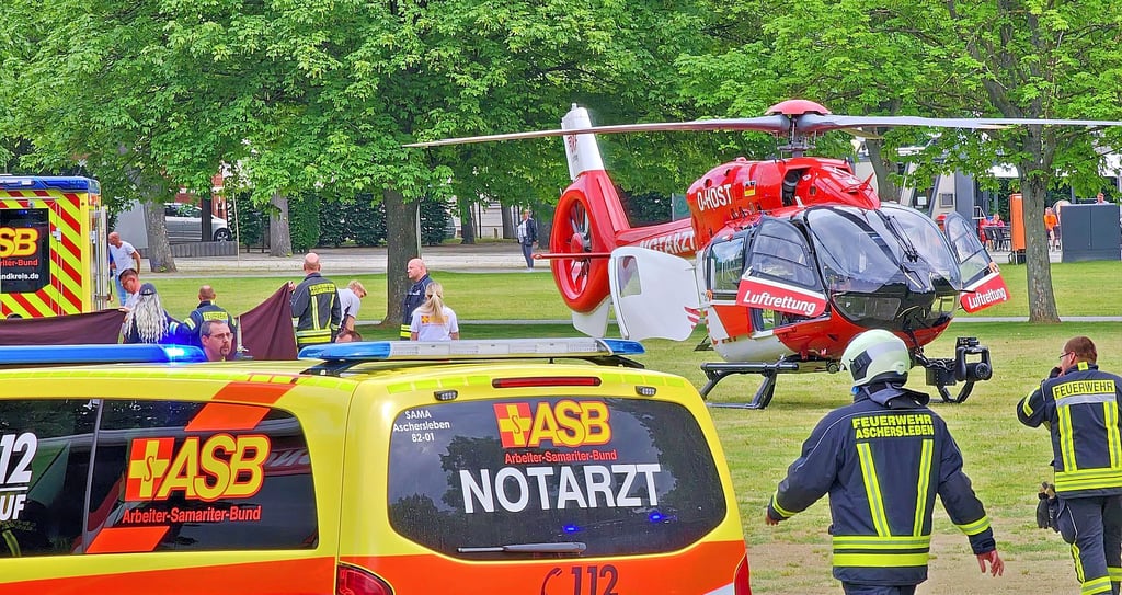 Auch ein Hubschrauber war nach dem Unfall in der Staßfurter Höhe im Einsatz.