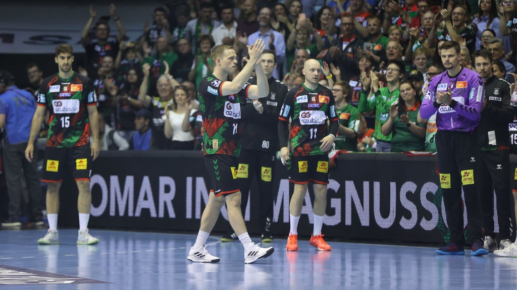 Omar Ingi Magnusson wurde vor dem Spiel gegen Hannover von den Fans für seine Vertragsverlängerung gefeiert.