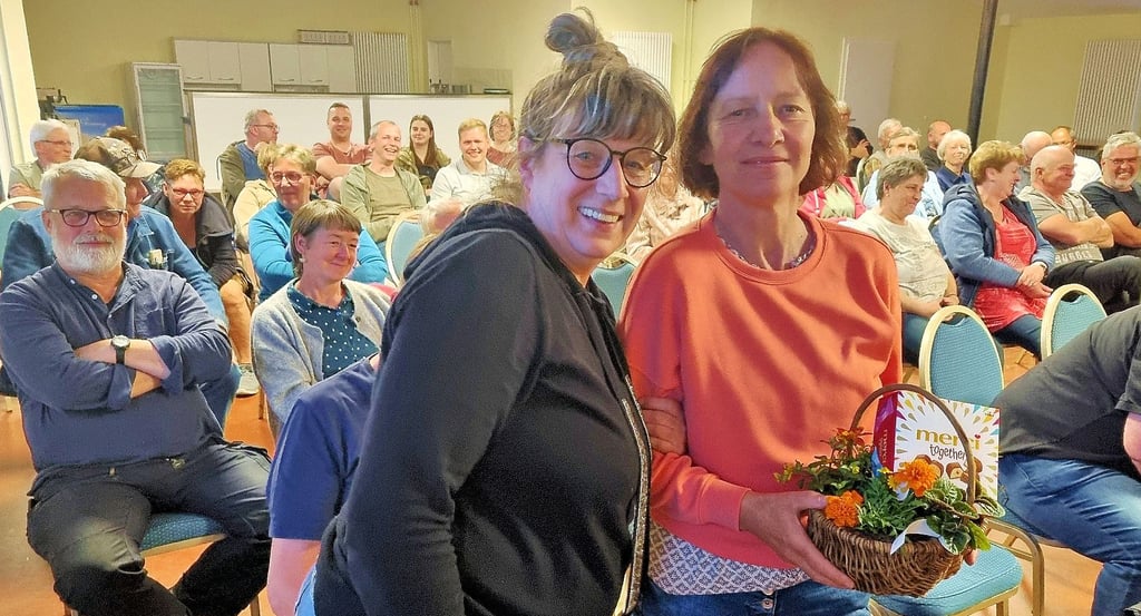 Der Ortschaftsrat nutzte die Einwohnerversammlung in Garz, um engagierten Bürgern danke zu sagen. Marion Steitzer (links im Bild) dankte zum Beispiel Uta Kollrich für ihren unermüdlichen Einsatz als „Schwester Agnes“.