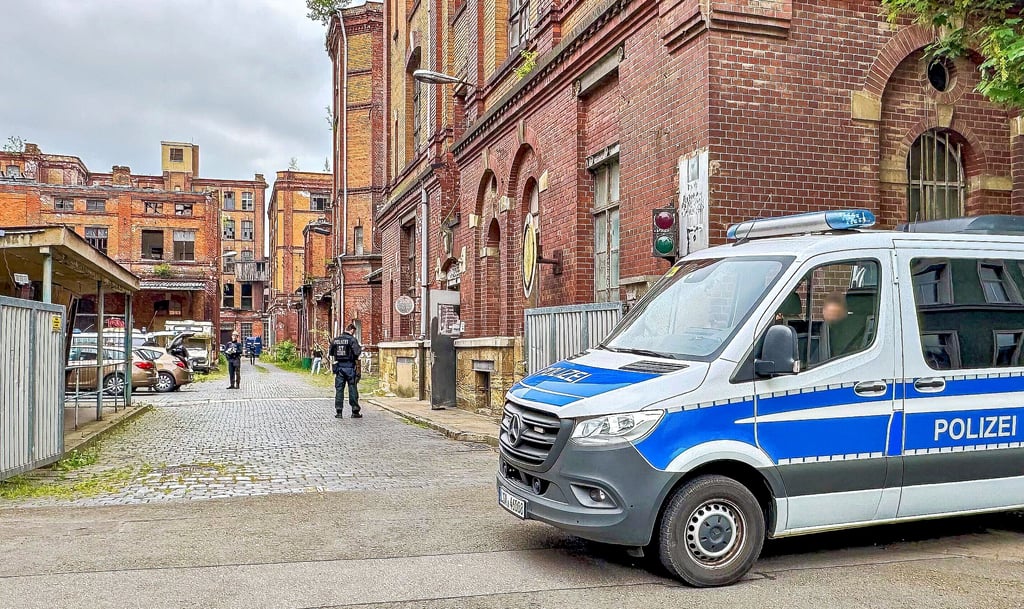 Polizisten durchsuchten am Dienstag Teile des alten Fabrikgebäudes an der Ecke Schaedestraße/Donaliesstraße in Zeitz.