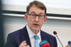 Die verantwortlichen Politiker hätten weitgehend ohne Datengrundlage entscheiden müssen, stellt Kommissionschef Winfried Kluth fest.