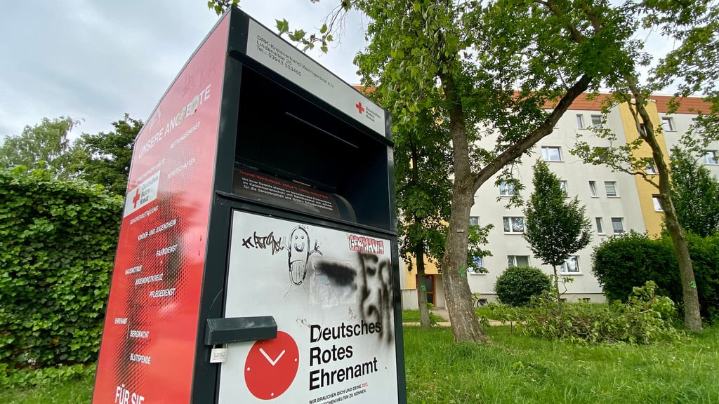 Was wird aus diesem Altkleider-Container im Wernigeröder Wohnviertel Stadtfeld?