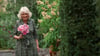 Königin Camilla hält die „King's Rose“.