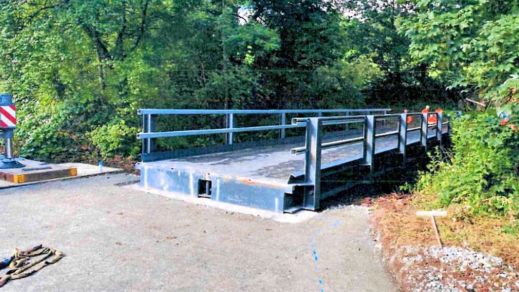 Eine Behelfsbrücke dieser Art wird in Biesenrode errichtet.