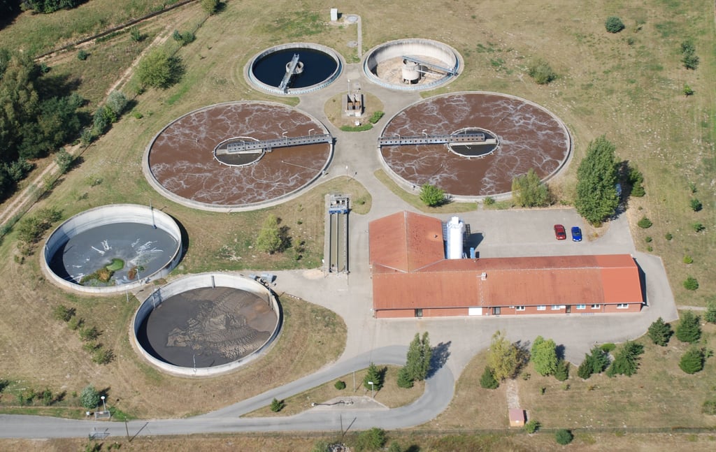 Kläranlage aus der Luft: Viele Wasser- und Abwasserverbände in Sachsen-Anhalt haben Ausgleichsrückstellungen aus überschüssigen Gebühren gebildet. Eigentlich müssen sie sie zeitnah an die Kunden zurückgeben.