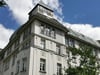Nach einem Brand im Dachgeschoss des Gebäudes in der Hegelstraße 26 ist das Dach provisorisch abgedeckt worden.