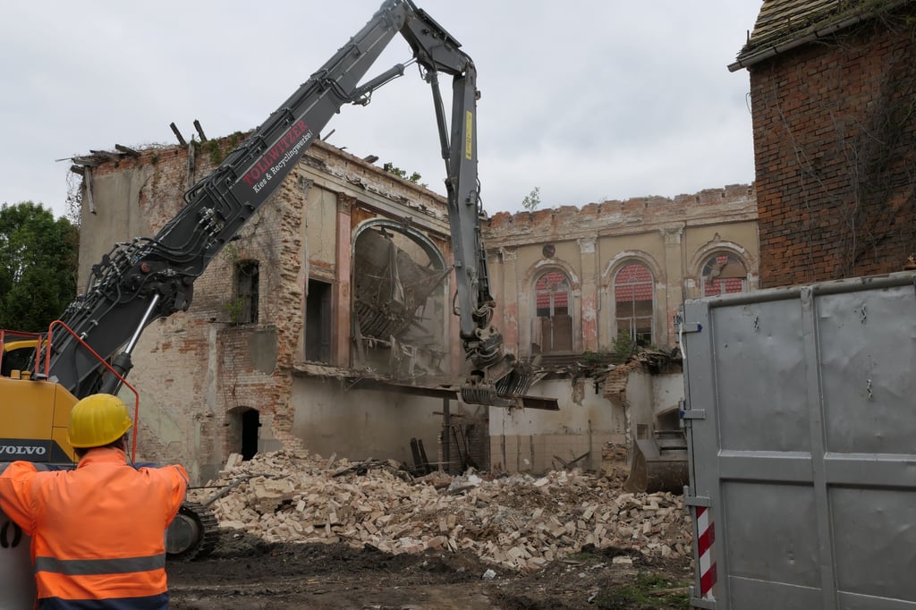 Der "Longfront" knabbert sich durch das alte Kino.