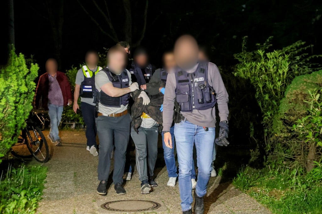 In Heiligenhaus bei Düsseldorf haben Polizisten einen verdächtigen Mann festgenommen.