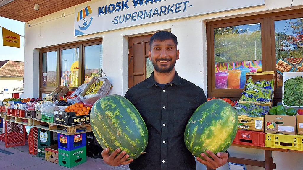 Im Kiosk – direkt an der Straße am Waldring 109 – dominieren Farben: Rote Paprika, saftige Tomaten, grüne Bohnen – und mittendrin Ladenpächter Moslem Tajik mit prallen Wassermelonen.