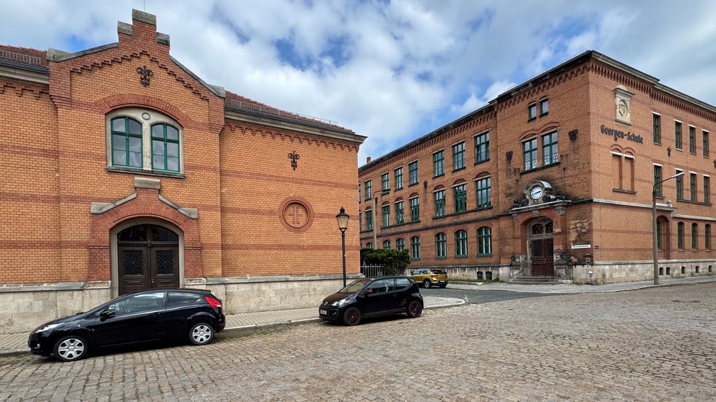 Polizisten rückten an, um Mädchen zur Abschiebung aus der Schule abzuholen. Passanten, die an der Turnhalle der Naumburger Georgenschule vorbeiliefen, wurden Zeugen der versuchten Abschiebung des syrischen Mädchens.