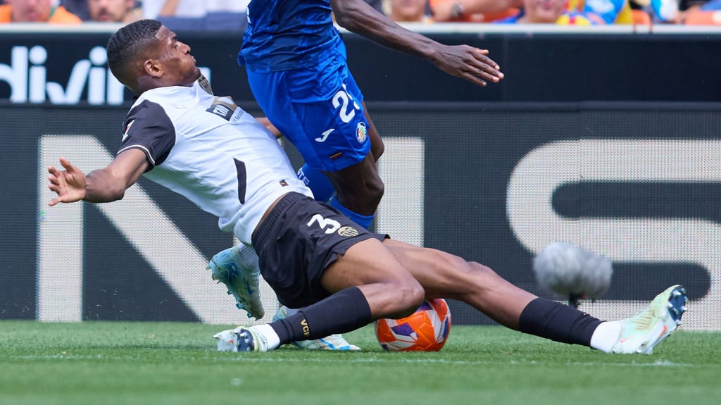 Cristhian Mosquera attackiert einen Gegenspieler.