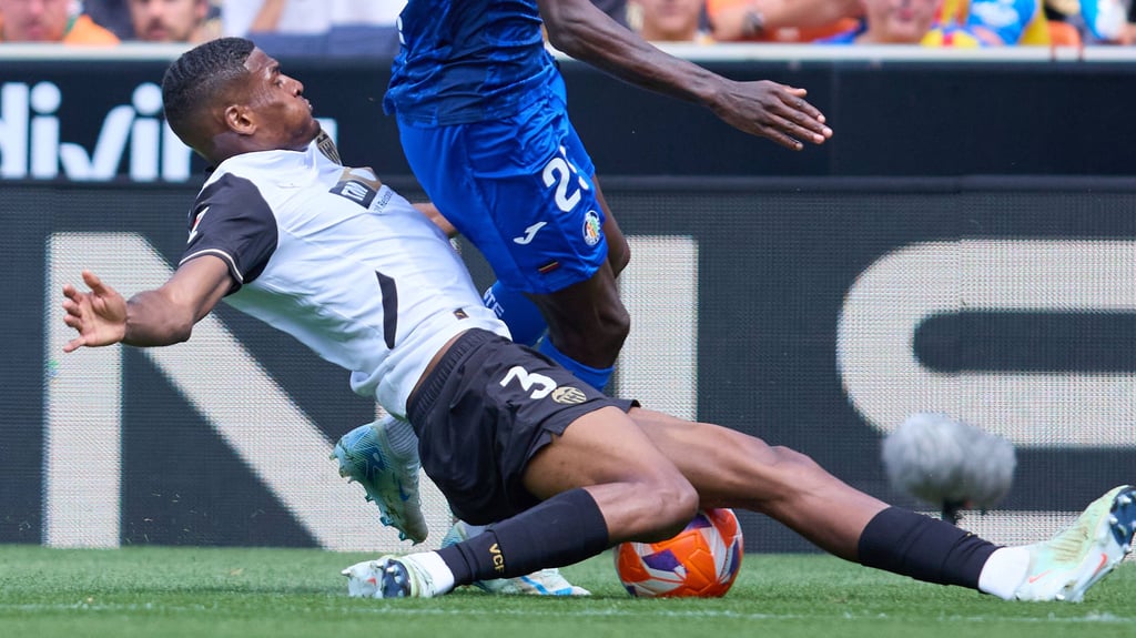 Cristhian Mosquera attackiert einen Gegenspieler.