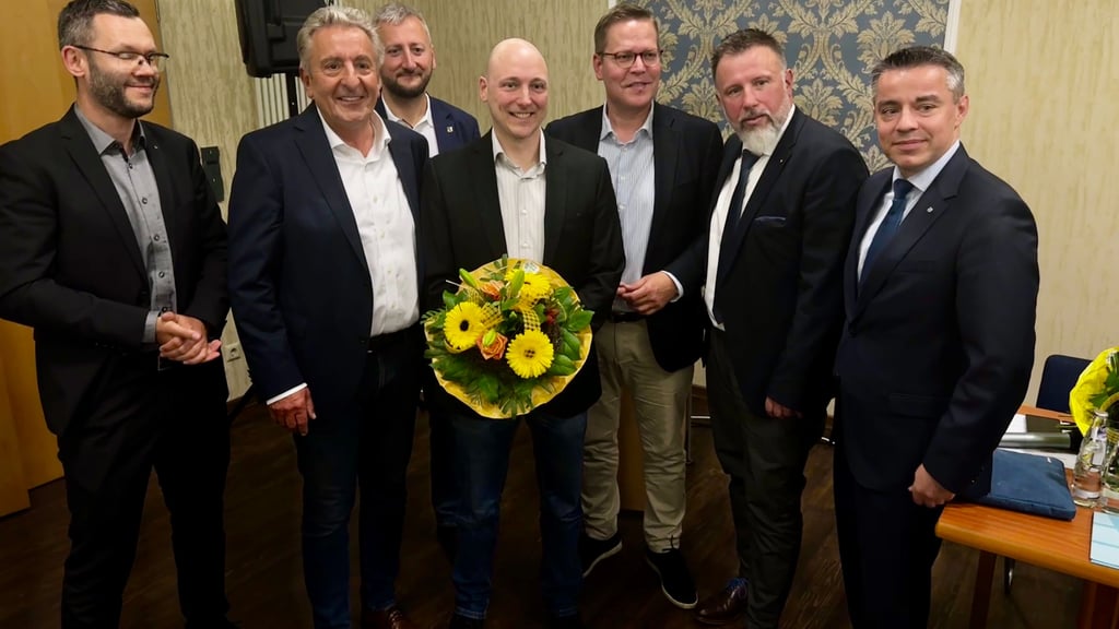 Der Neue: Die CDU-Führungsriege um Gunnar Schellenberger (2.v.l.) nimmt Daniel Schlothmann-Jeschek (mit Blumen) in die Mitte.