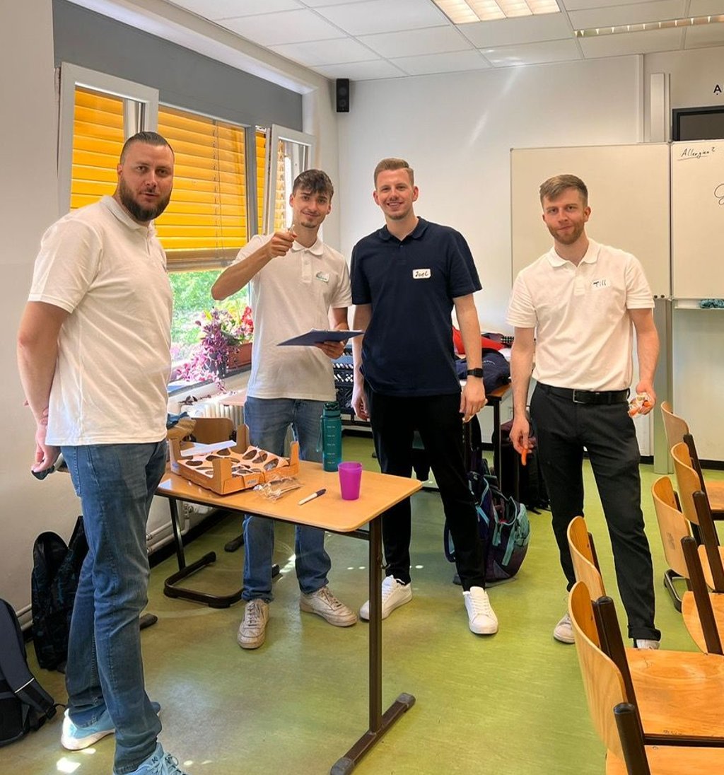 Ehrenamtliche, darunter Kay Pakulat (links) aus Magdeburg, waren an der Weitling-Schule in Neu-Olvenstedt zu Gast. Mit dem Projekt "Kids go Finance" wollen sie Finanzbildung vermitteln.