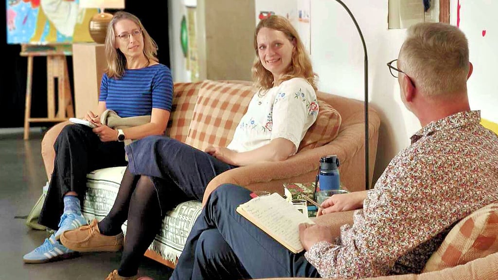 Die dänische Autorin Charlotte Weitze (Mitte) mit Antje Kemper und Jörg Blencke.