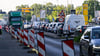 Die Sperrung der Brücke führt zu Staus.