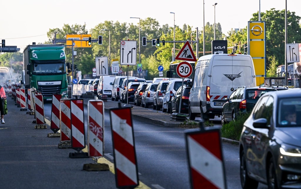 Die Sperrung der Brücke führt zu Staus.