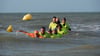 Bald ist es geschafft: die Gruppe gegen Ende des Meerwasserwanderns mit Erfinder Thomas Wallyn.